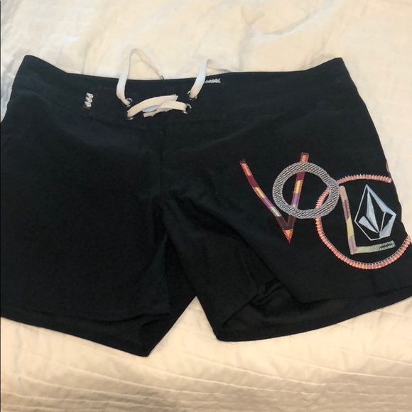 Women’s Volcom board shorts - Picture 1 of 4